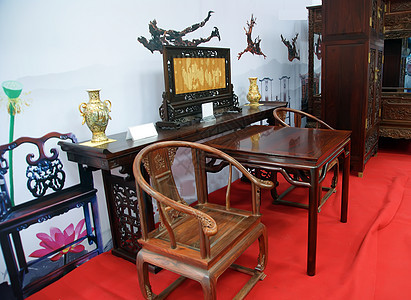 Mahotany家具和手工艺品     桌子 椅子和根雕刻 花瓶图片