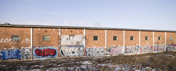 挂着涂鸦的砖墙全景处所大厅砖房平铺天空艺术土坯工业房子图片