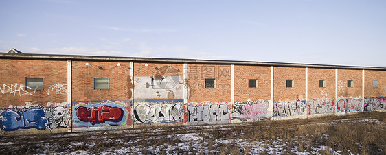 挂着涂鸦的砖墙全景处所大厅砖房平铺天空艺术土坯工业房子图片