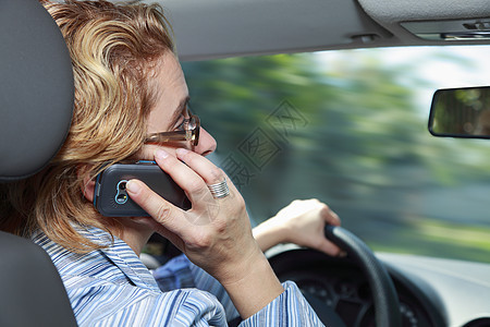 女司机旅行玻璃通勤者电话商业挡风玻璃女性车轮衬衫座位图片