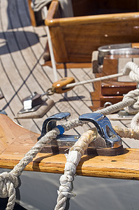 游艇细节航海血管码头夹板甲板滑轮航行帆船木头图片