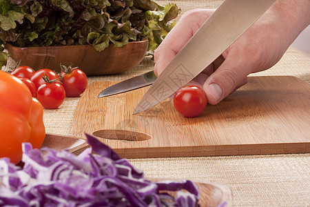 切切蔬菜青椒红色盘子食物男人餐厅服务沙拉木板图片
