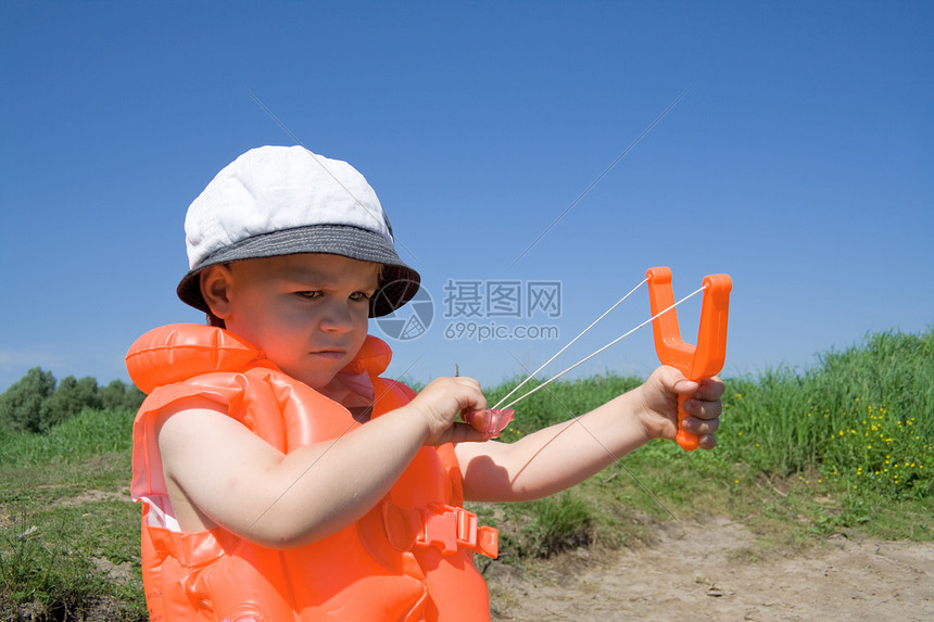 男孩拿着橙色弹弓图片