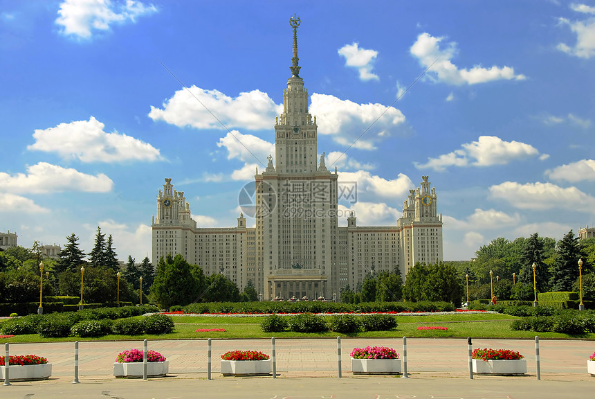 莫斯科国立大学蓝色花朵景观尖塔柱子科学教育晴天建筑花坛图片