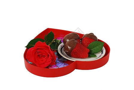 红心托盘上巧克力中的草莓和玫瑰注意力夫妻红宝石庆典恋人糖果心形诱惑恋情吸引力背景图片