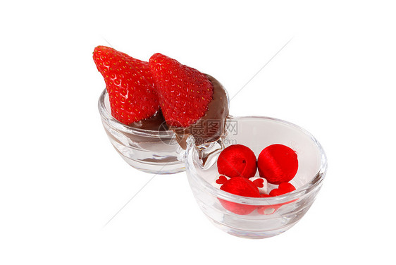 奶巧克力中的草莓叶子珠子恋人庆典心形红宝石注意力巧克力诱惑恋情图片