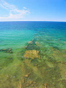 绿宝石水背景岩石绿色蓝色水晶国家湖岸液体活力图片
