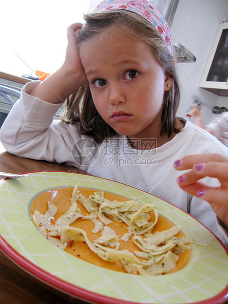 女孩吃晚食情绪蔬菜午餐孩子盘子脾气饮食勺子食物面条图片