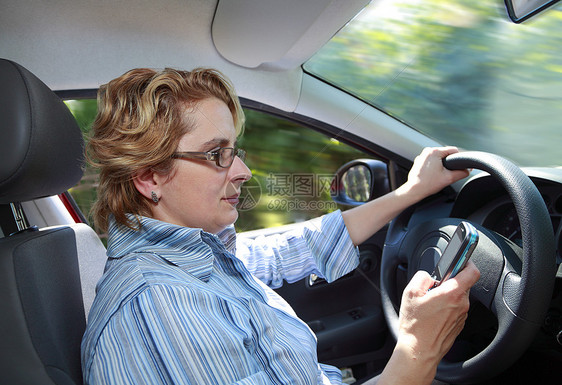 女司机车辆人士眼镜风险车轮衬衫女性速度运输电话图片