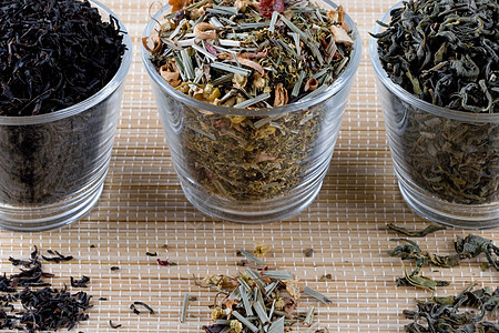 3种杯子干茶玻璃药品叶子稻草木头文化草本植物饮料食物宏观背景图片
