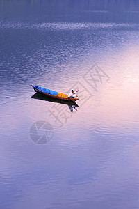 带渔船的湖风光反思波浪运输海洋蓝色活动生态日落阳光场景图片