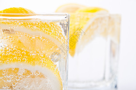 苏汽水和柠檬片饮料冻结飞溅补品白色气泡苏打液体宏观柠檬图片