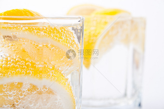 苏汽水和柠檬片饮料冻结飞溅补品白色气泡苏打液体宏观柠檬图片