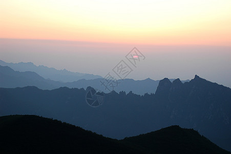 山上的风景天空场景阳光公园环境爬坡晴天山脉日落旅行图片