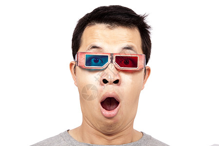 在看一部3D电影时 戴3D眼镜的年轻人图片