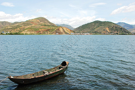 湖中船只绿色风景蓝色天空漂浮山脉公园假期旅游反射图片