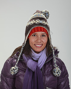 冬天一个女人的肖像季节性女孩围巾微笑女性青少年牙齿帽子头发紫色图片