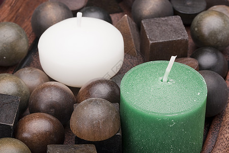 Aroma治疗 SPA沙龙白色绿色疗法蜡烛棍棒香味木头康复盘子药品背景图片