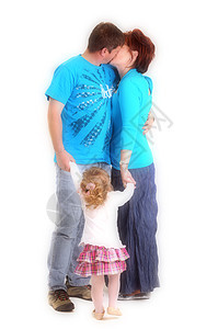 夫妻亲吻和与女儿牵手男人快乐童年微笑幸福孩子家庭男性乐趣女士图片