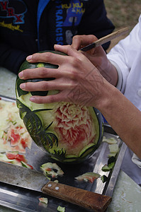 雕塑家西瓜男生水果餐厅艺术艺术家桌子背景图片