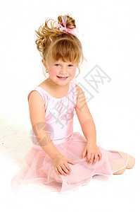 穿粉红芭蕾舞装的小女孩坐在地板上图片