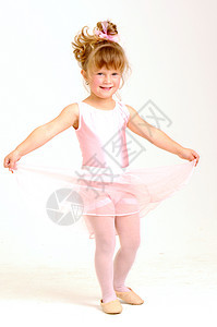 穿着粉红芭蕾舞裙的小女孩跳舞和微笑女孩冒充女性舞蹈家童年裙子舞蹈孩子快乐平衡图片