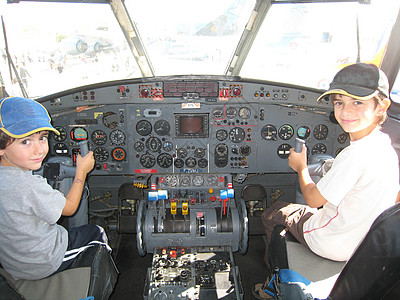 两个男孩在飞机的驾驶舱高清图片