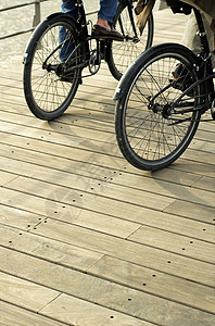 自行车车轮闲暇休闲娱乐乐趣木头活力锻炼幸福夫妻成人背景图片