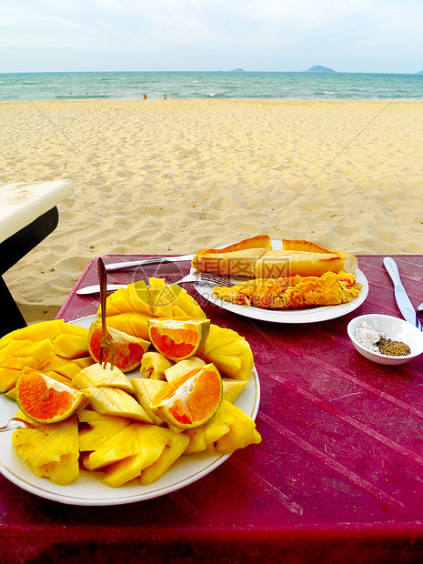 在海滩边吃饭闲暇水果野餐香蕉食物幸福旅行橙子假期图片
