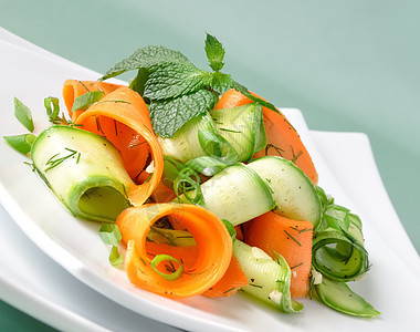 Zucchini沙拉加胡萝卜香料饮食种子沙拉洋葱敷料美食叶子午餐产品图片