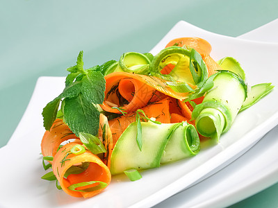 Zucchini沙拉加胡萝卜洋葱宏观香料小吃薄荷蔬菜叶子饮食美食敷料图片