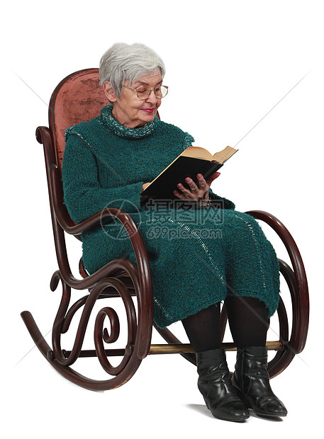 老年妇女阅读灰色椅子小说休息女性化白发母亲眼镜注意力养老金图片