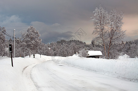 冬季公路小屋乡村交通日落多云树木房子森林图片