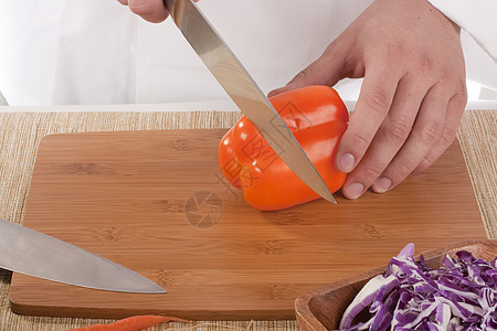 切切蔬菜服务食物餐厅盘子白色沙拉男人青椒红色木板图片
