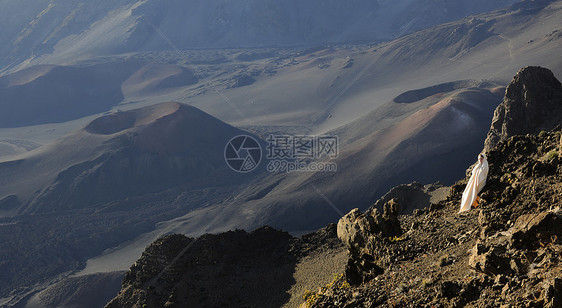 哈莱亚卡拉火山口的那个女孩女孩女孩们陨石阳光公园假期山脉太阳岩石女士图片