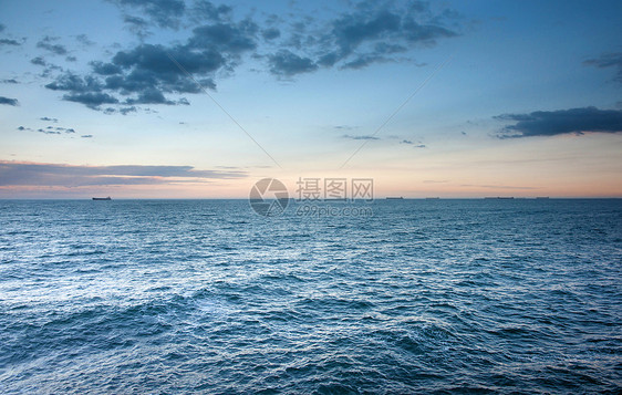 日落时的海浪海景波浪船舶城堡海洋日出图片