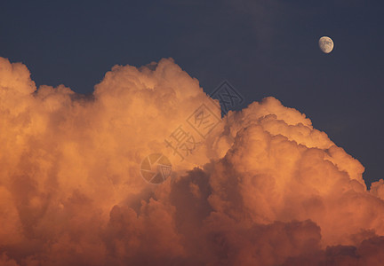 月亮和橙云图片