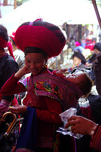 女红色的Hmong和她的宝宝图片