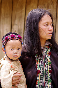 母亲和子女绒球多样性风俗衣服刀族孩子种族头饰女性孩子们图片