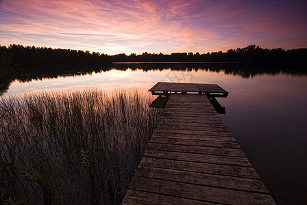 湖边的夜晚阳光寂寞地平线行人长椅反射沉思海岸线美丽场景紫色图片