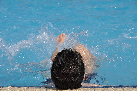 水体操中的男子游泳池游泳乐趣水池女孩们治疗活动闲暇练习运动图片