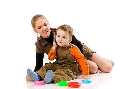 母亲和儿子工作室亲热家庭压痛快乐金发玩具白色享受微笑图片