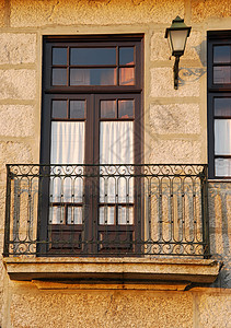 葡萄牙波尔图一栋典型房屋的Balcony住宅古董窗户大理石装饰灯笼框架建筑风格阳台图片