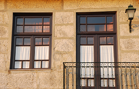 葡萄牙波尔图一栋典型房屋的Balcony大理石古董阳台灯笼房子住宅花岗岩农村装饰框架图片