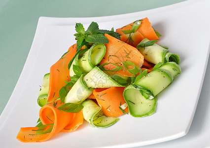 Zucchini沙拉加胡萝卜沙拉产品香料饮食黄瓜美食洋葱香菜叶子薄荷图片