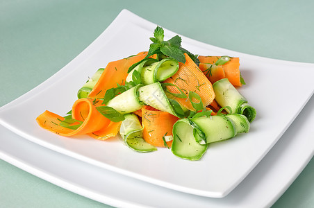 Zucchini沙拉加胡萝卜小吃薄荷产品饮食美食蔬菜沙拉香料香菜洋葱图片
