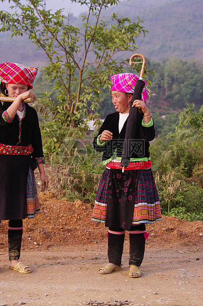 两名年轻女性花朵苗多样性风俗传统少数民族女孩裙子乡村山地头饰戏服图片