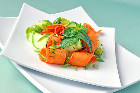 Zucchini沙拉加胡萝卜敷料薄荷香菜沙拉蔬菜产品饮食小吃午餐种子图片