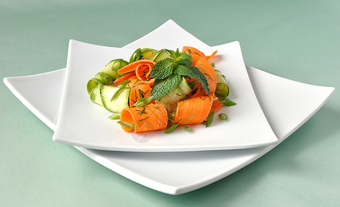 Zucchini沙拉加胡萝卜香菜午餐饮食种子产品薄荷小吃洋葱敷料蔬菜图片