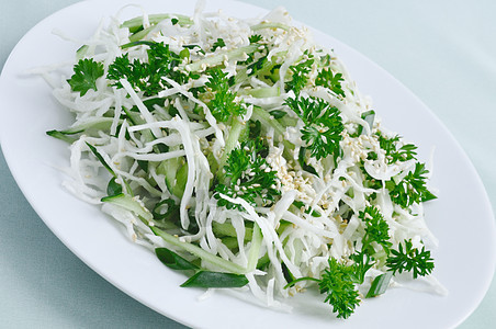 新鲜卷心菜沙拉和含草药和芝麻的黄瓜沙拉香菜营养午餐小吃绿色胡椒蔬菜洋葱盘子图片